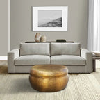 Table basse ronde de 81 cm, en forme de tambour, texture martelée en relief, aluminium, laiton antique